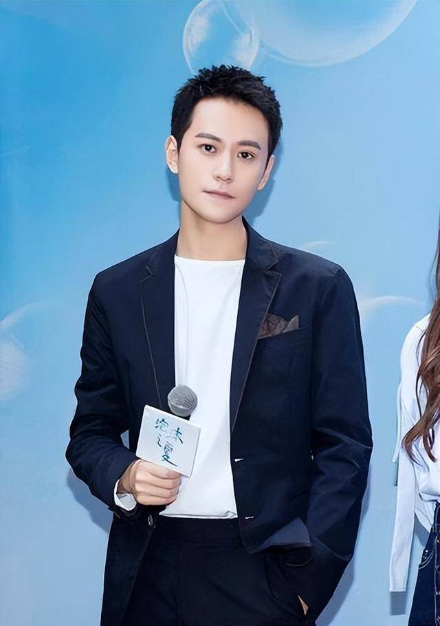 与杨紫分手1年,转身爱上毛晓慧的秦俊杰,现在过得怎么样?