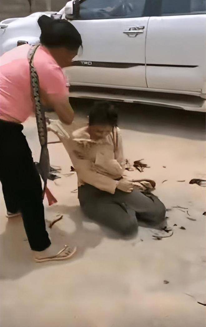 回顾:女子剪掉小三头发,惹怒小三,小三:坚决嫁你老公,能咋的