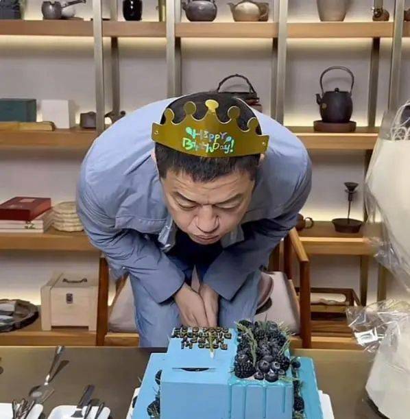 李亚鹏52岁生日,满脸的皱纹苍老许多,和娇妻海哈金喜热吻秀恩爱