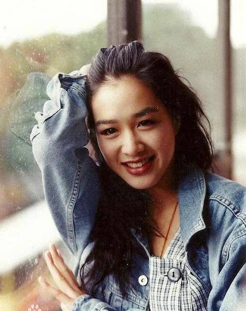 53岁钟丽缇打扮俏皮上节目,玩滑板动作轻盈熟练,尽显活力风采!