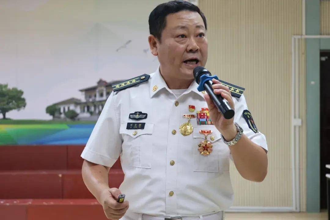刘长敏退休前是北海舰队防险救生支队政委,服役期间,多次随舰艇编队赴