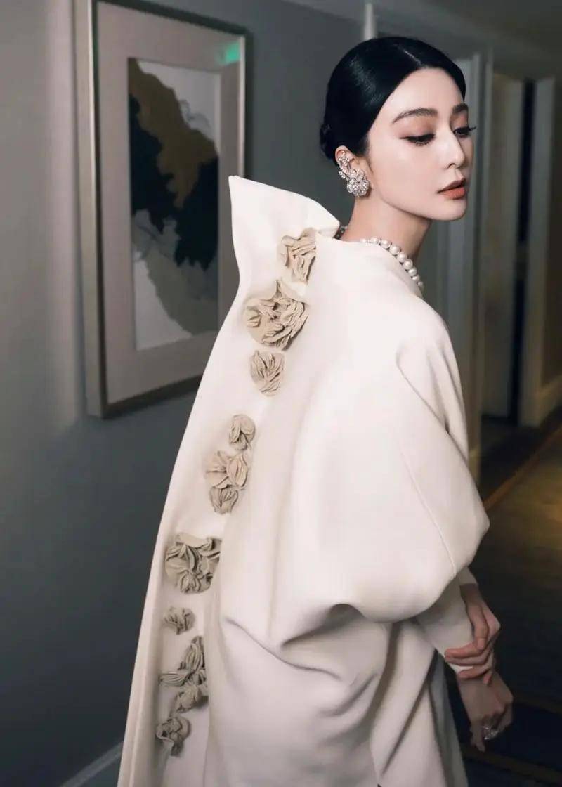 范冰冰43岁生日:穿千元短旗袍仅妈妈陪伴!才知内娱失势后的落寞