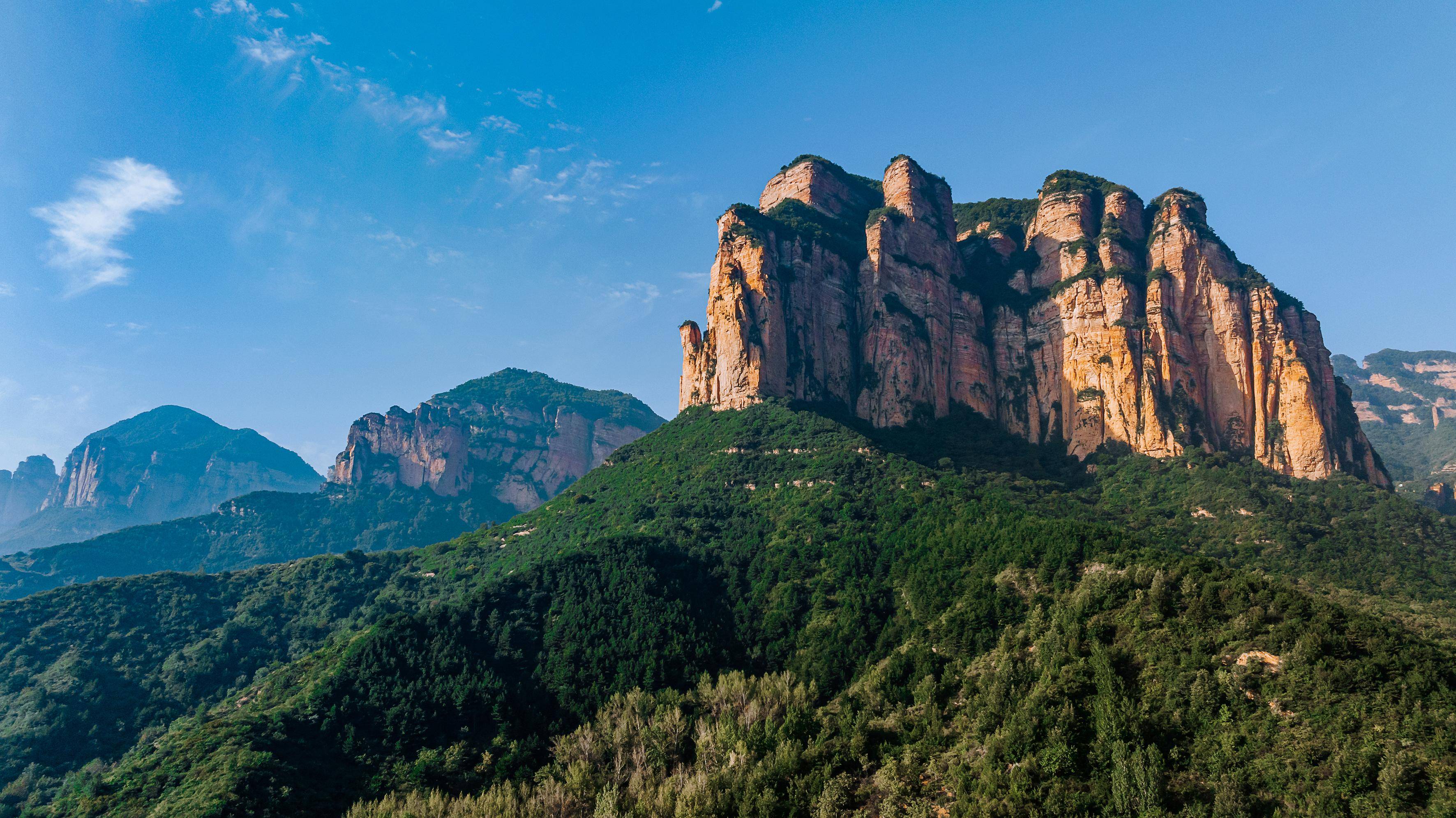 巉岩峭壁图片