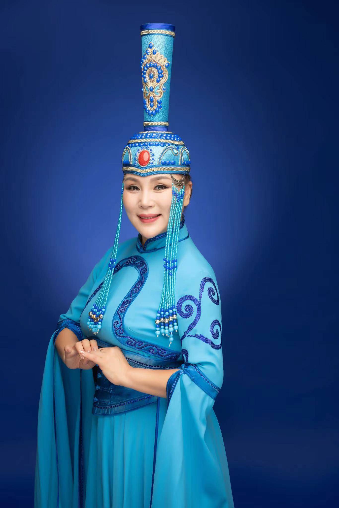 乌兰托娅蒙汉双语歌曲为国庆献礼