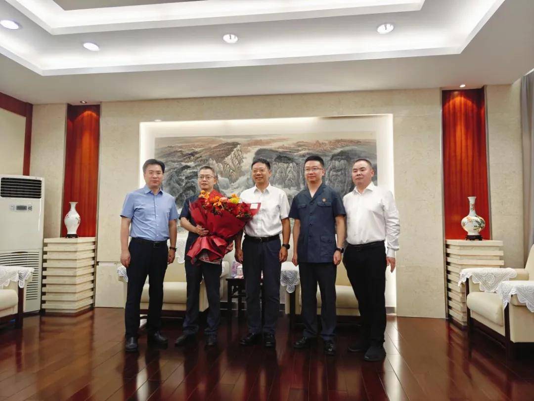 重庆市人力社保局领导走访慰问功勋荣誉表彰奖励获得者_谢礼_谢辛