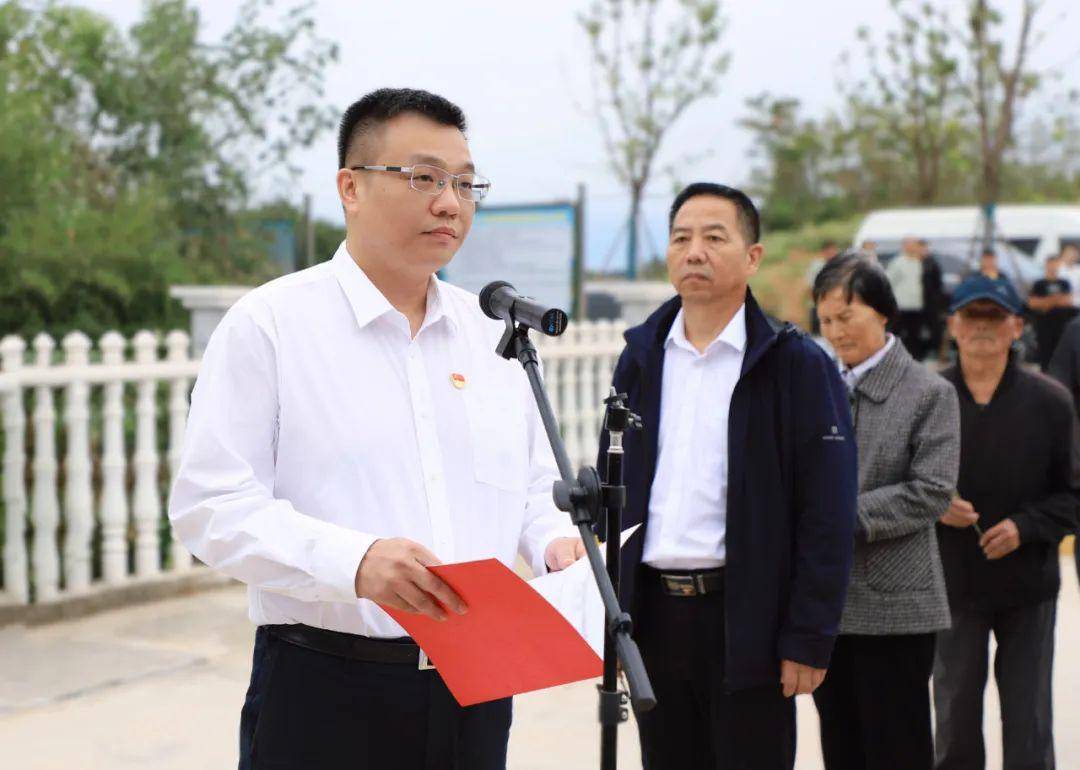 荆门市掇刀区举行向人民英雄敬献花篮仪式