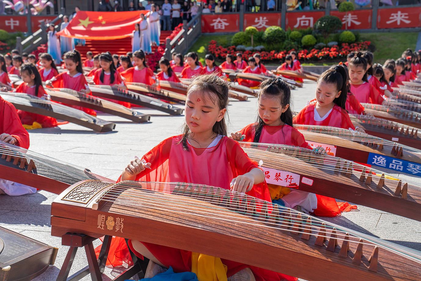 难得一见!208位孩子摆出"75"造型,古筝合奏《爱我中华》为国庆献礼