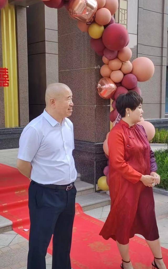 王亮被120紧急送医,妻子透露他心慌,母亲曾因心脏病在上海治疗