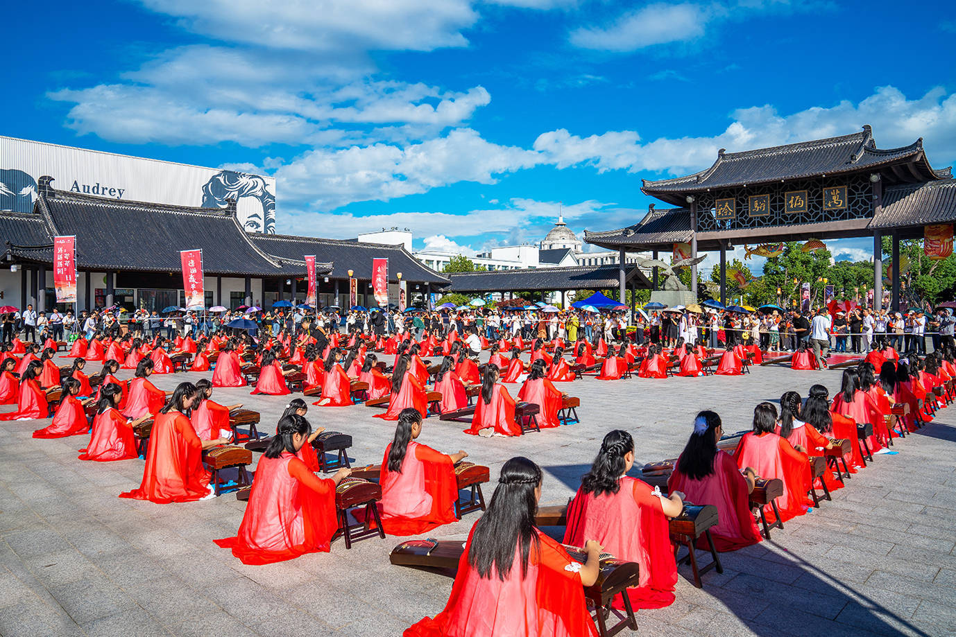 难得一见!208位孩子摆出"75"造型,古筝合奏《爱我中华》为国庆献礼