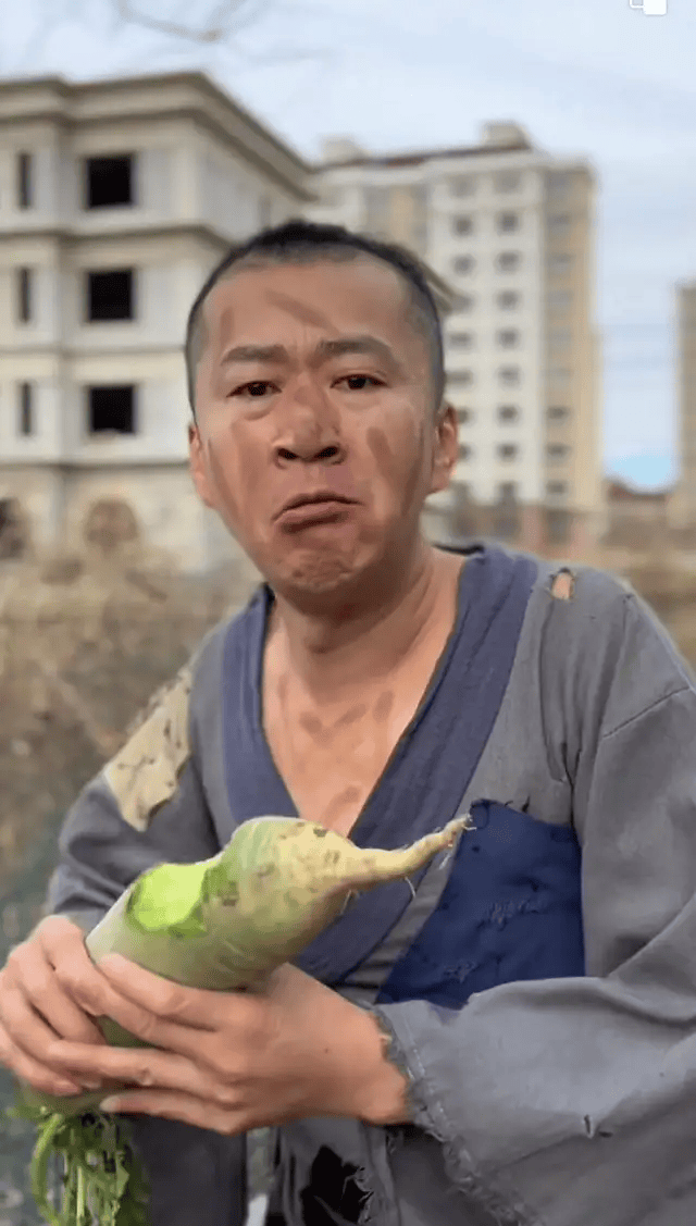 过气明星有多惨:农村走穴,穷到只剩100万,摆摊还债,体面呢?