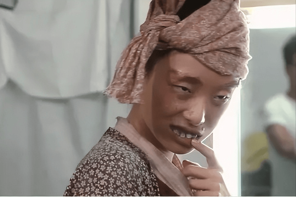 同样是扮成丑女,倪妮像癞蛤蟆,高圆圆让人反胃,韩雪却敷衍了事