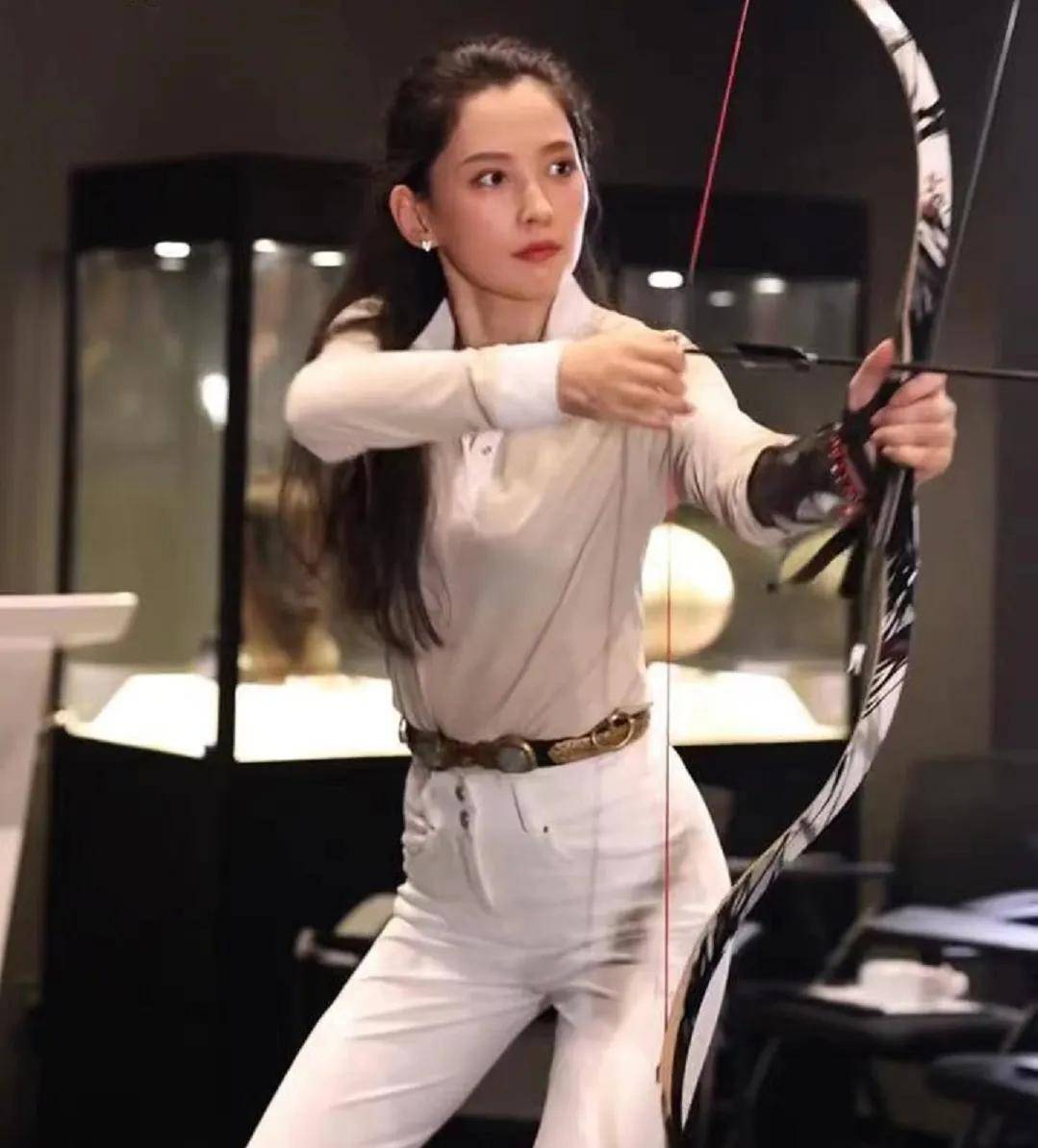 53岁汪峰新女友太美了!素颜出镜吊打网红,贵妇气质挡不住!