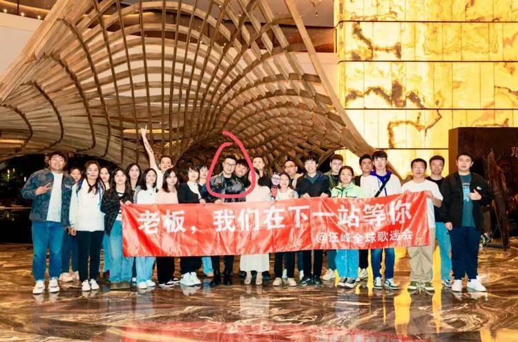 汪峰女友在深圳酒店泳池遭骚扰,本人曝惊险过程,母女俩心有余悸