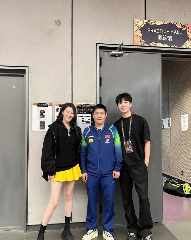 笑不活了!肖指导儿子肖凯文晒与孙颖莎击掌照,笑死在网友评论区