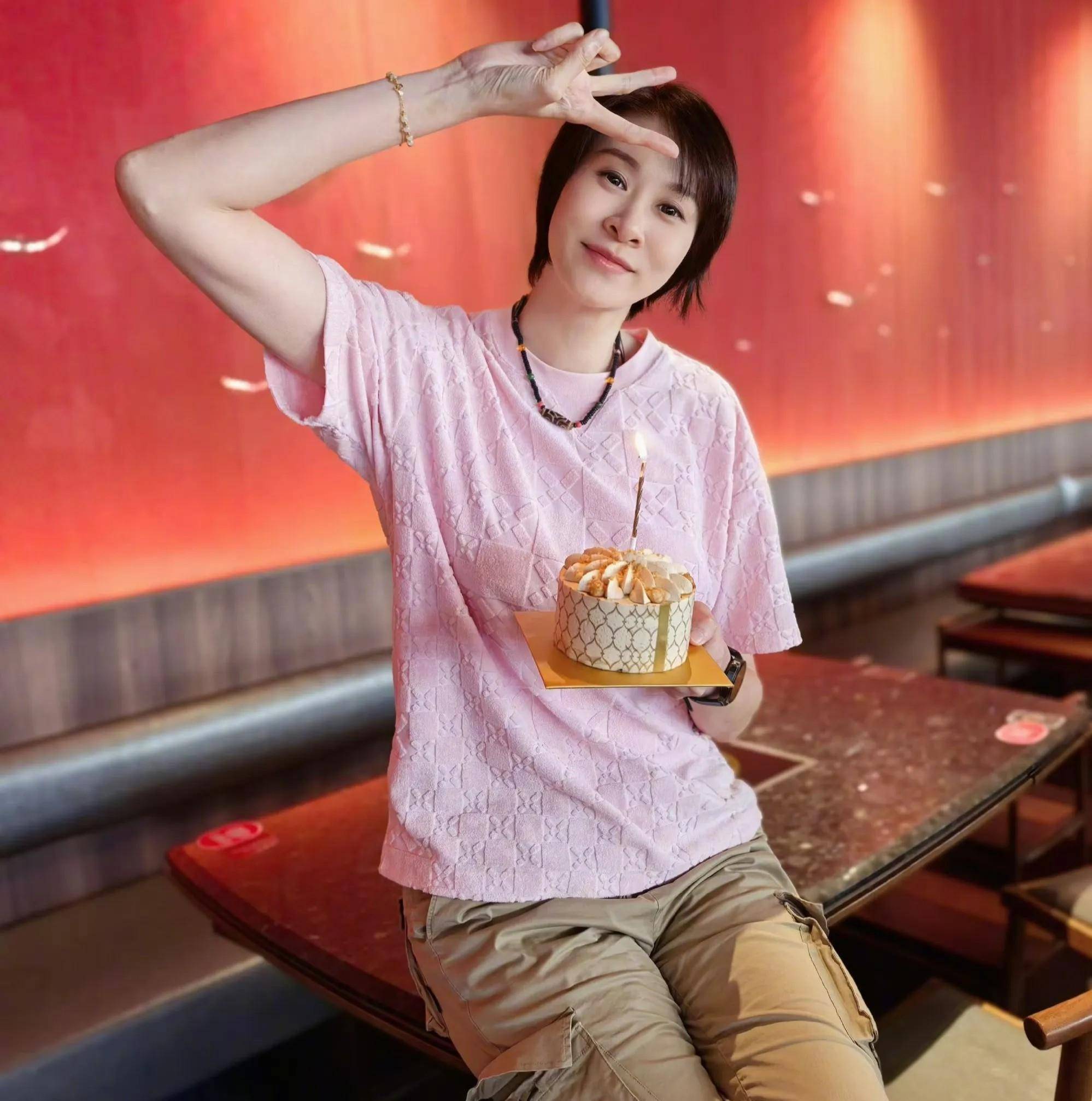 赵蕊蕊晒庆生照,43岁皮肤像少女,心态是小孩,至今未婚未育