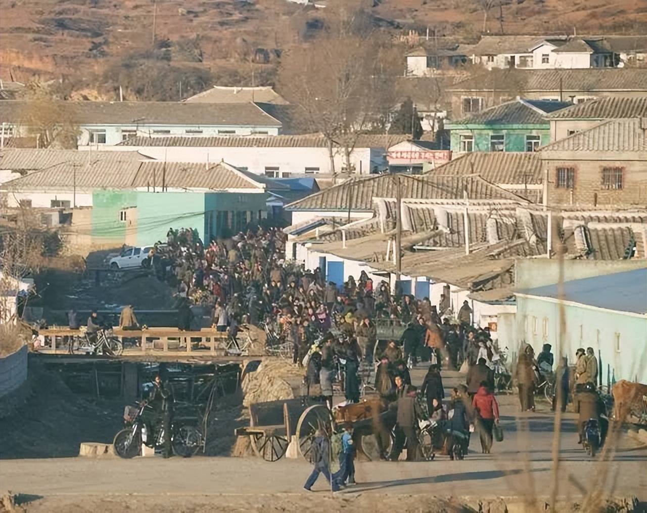 镜头下的朝鲜:淳朴的农村,空姐的短裙,情侣的约会,有种穿越感