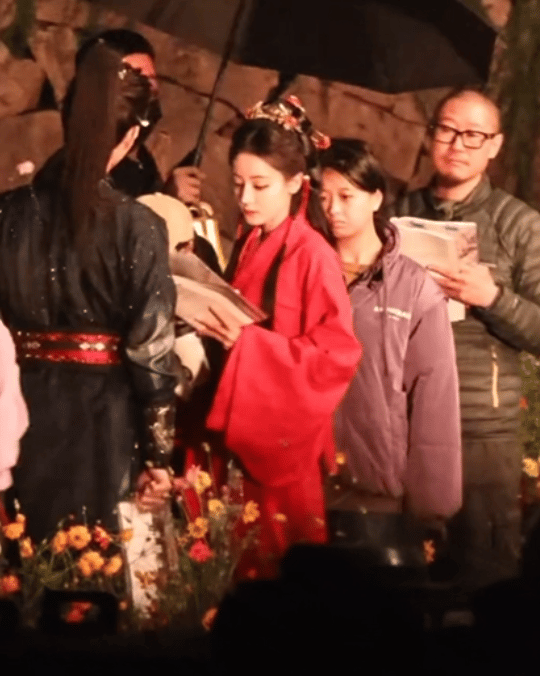 迪丽热巴红衣路透照惊艳全网，娱乐圈再掀话题热潮！-迪丽热巴穿红衣