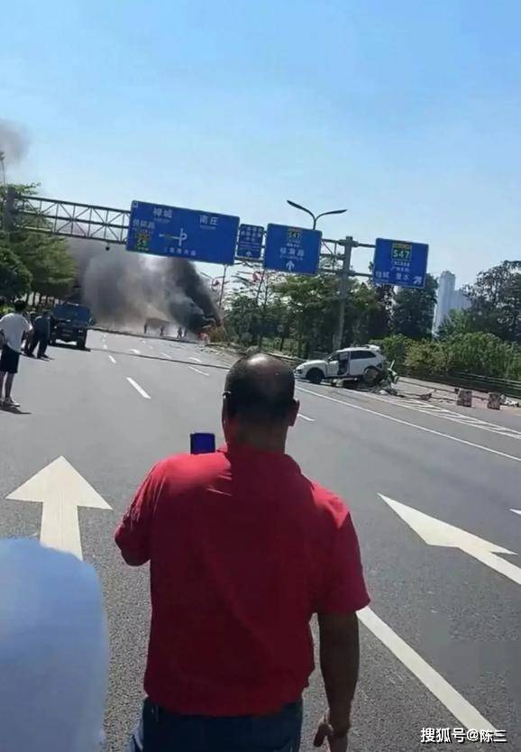 佛山三龙湾大道发生车祸,货车与保时捷相撞,有人员伤亡