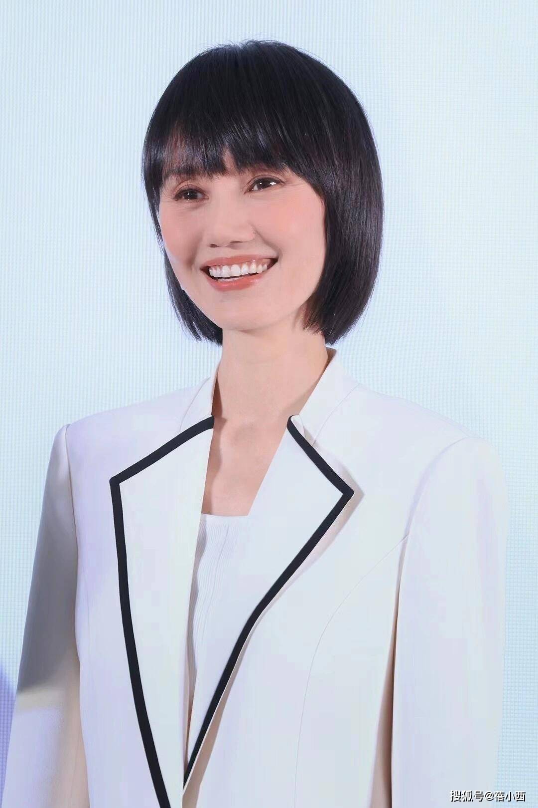 袁泉新剪了妹妹头短发年轻20岁穿西装+阔腿裤美得像换了个人