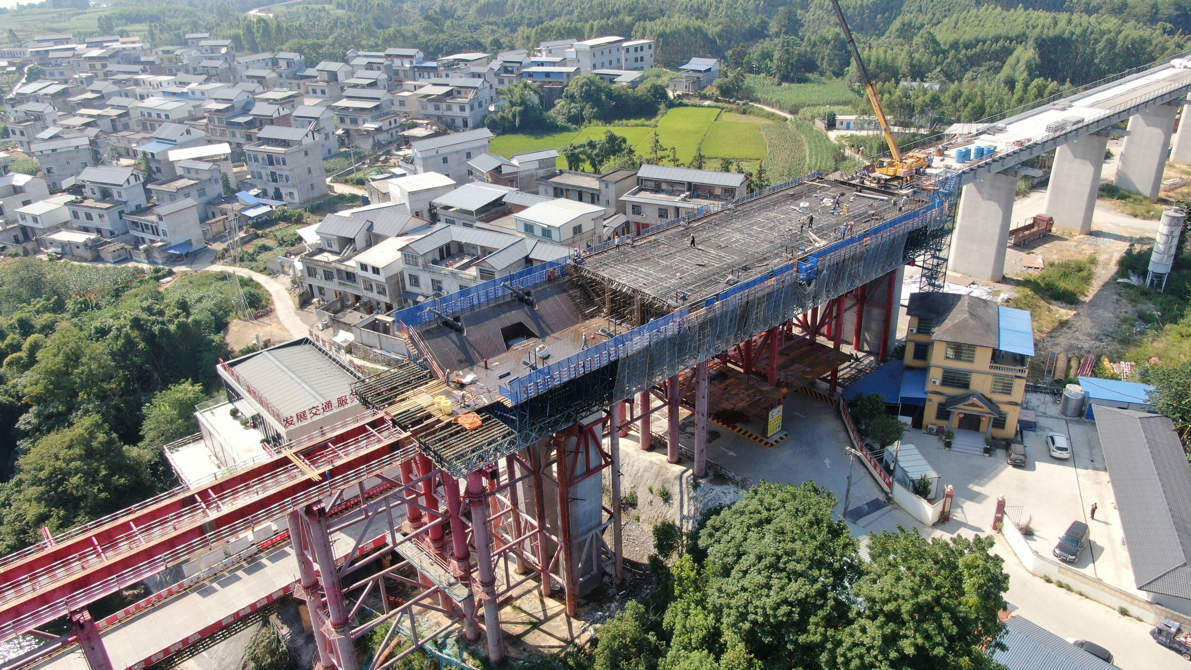 柳梧铁路盘龙柳江特大桥主桥象州侧首节段混凝土箱梁浇筑完成