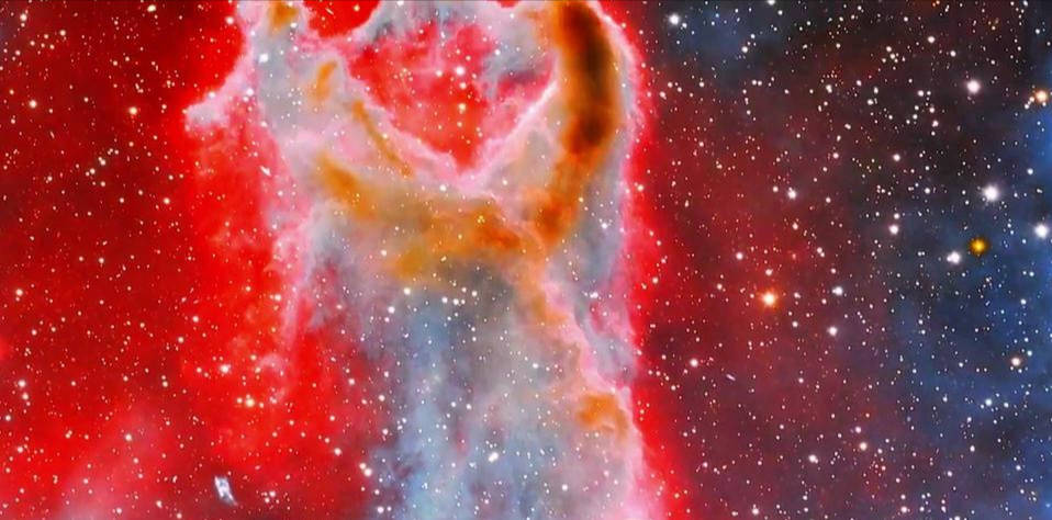 宇宙惊现上帝之手,像幽灵一般,正伸向一个弱小无助的星系!