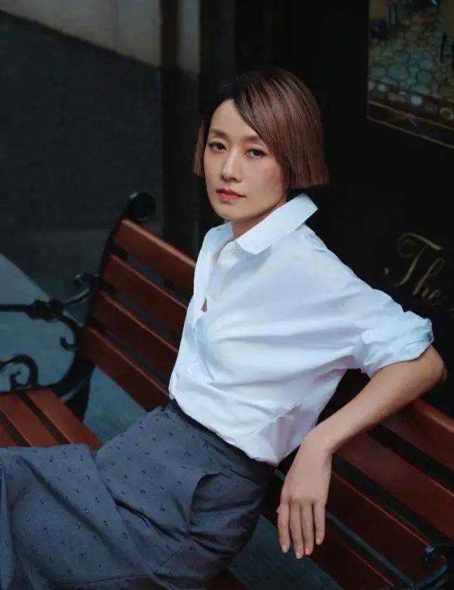 牛仔外套配半身裙减龄20岁,美得快认不出_夏琳_演技_女神