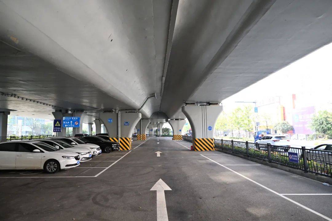 合肥经开区首个高架桥下停车场试运营