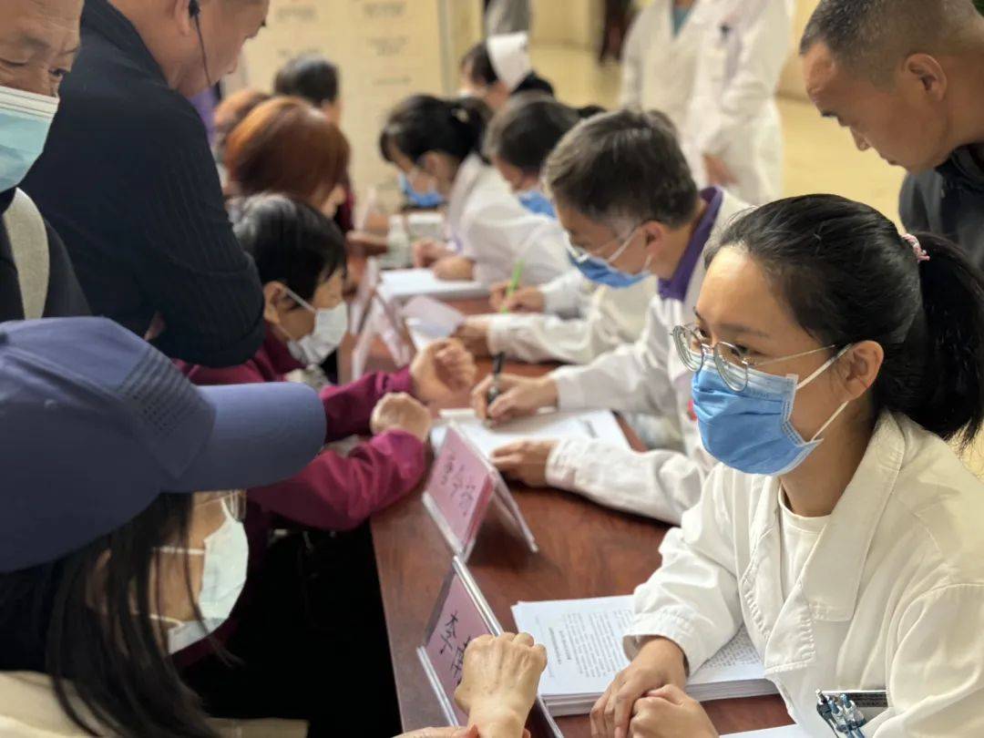 北京西苑中醫院護士全程協助陪同網上代掛專家號，在線客服為您解答的簡單介紹