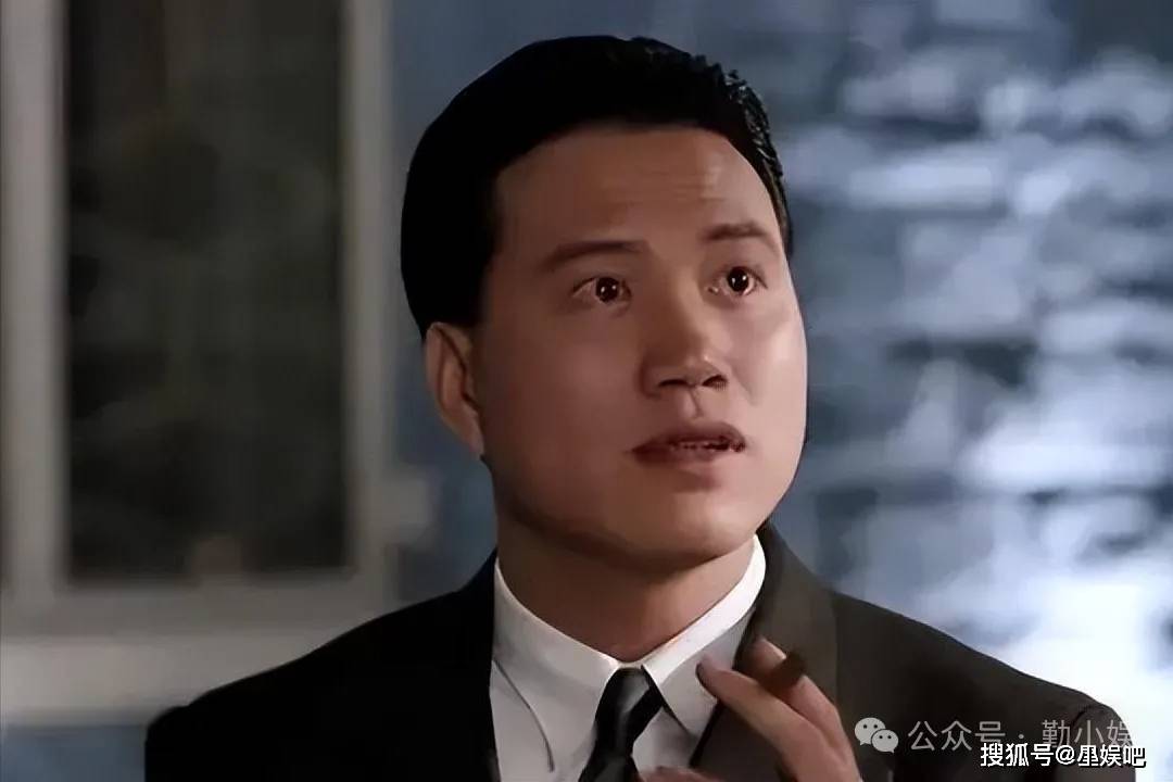 66岁万梓良定居湖南小县城!和小15岁空姐娇妻下馆子,夫妻秀恩爱!