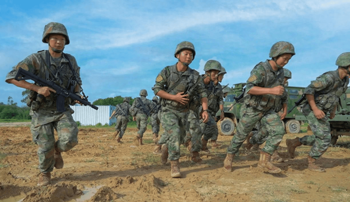 两栖重装部队出镜意味着什么解放军陆军两栖重装部队和炮兵旅两支铁拳