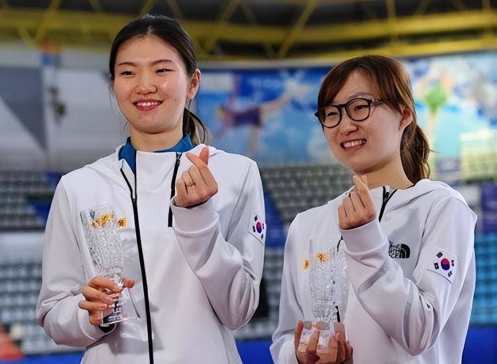 金勤英站上亚锦赛女单冠军最高领奖台上,队友和教练哭了