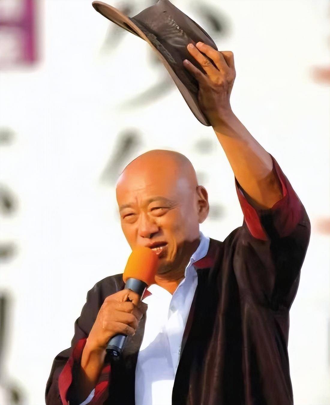 嫁给大自己18岁的凌峰,八十年代青岛美女贺顺顺,她图什么?