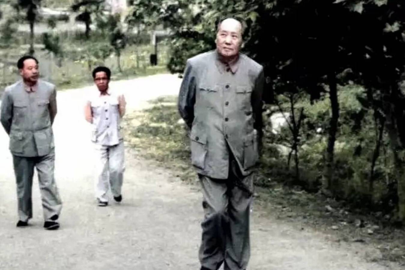 同样都是背手走路,毛主席显得气势十足,步履间透着硬气和底气_照片_何而生_步幅