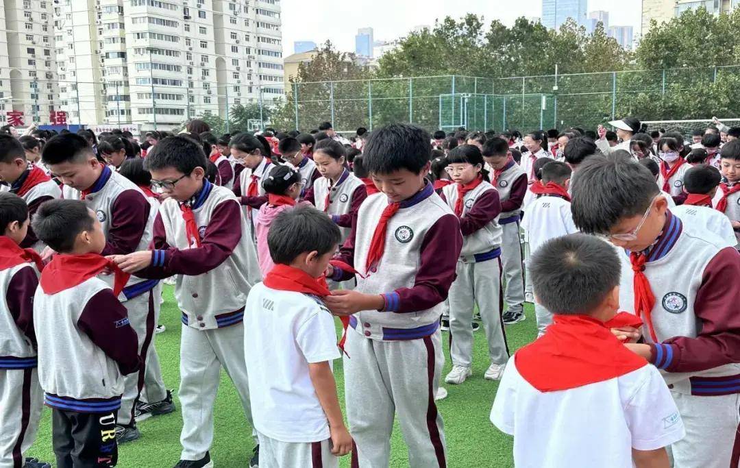青岛南京路小学:红领巾心向党,共筑少先队荣耀时刻