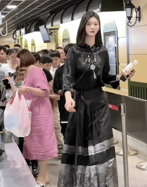 东北女孩身高2米26,长相貌美如花,母亲却犯愁:没有男孩敢追求