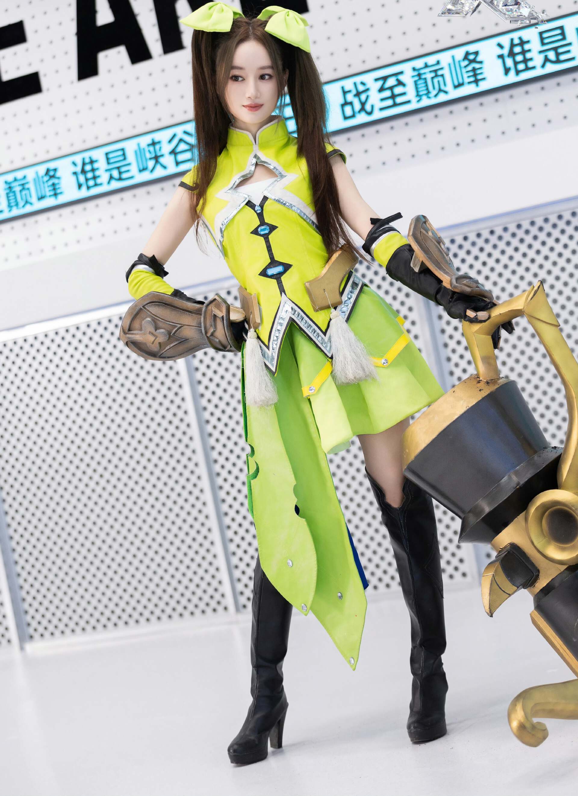 郭晓婷cos孙尚香,身穿短裙,头扎双马尾,还原度高,就是有点瘦