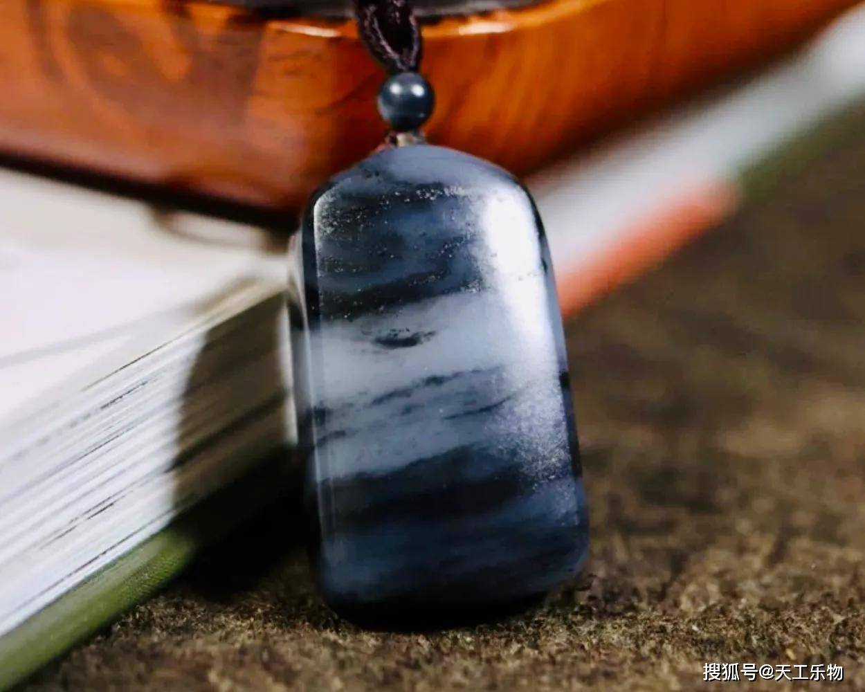 黑白分明的和田玉青花!