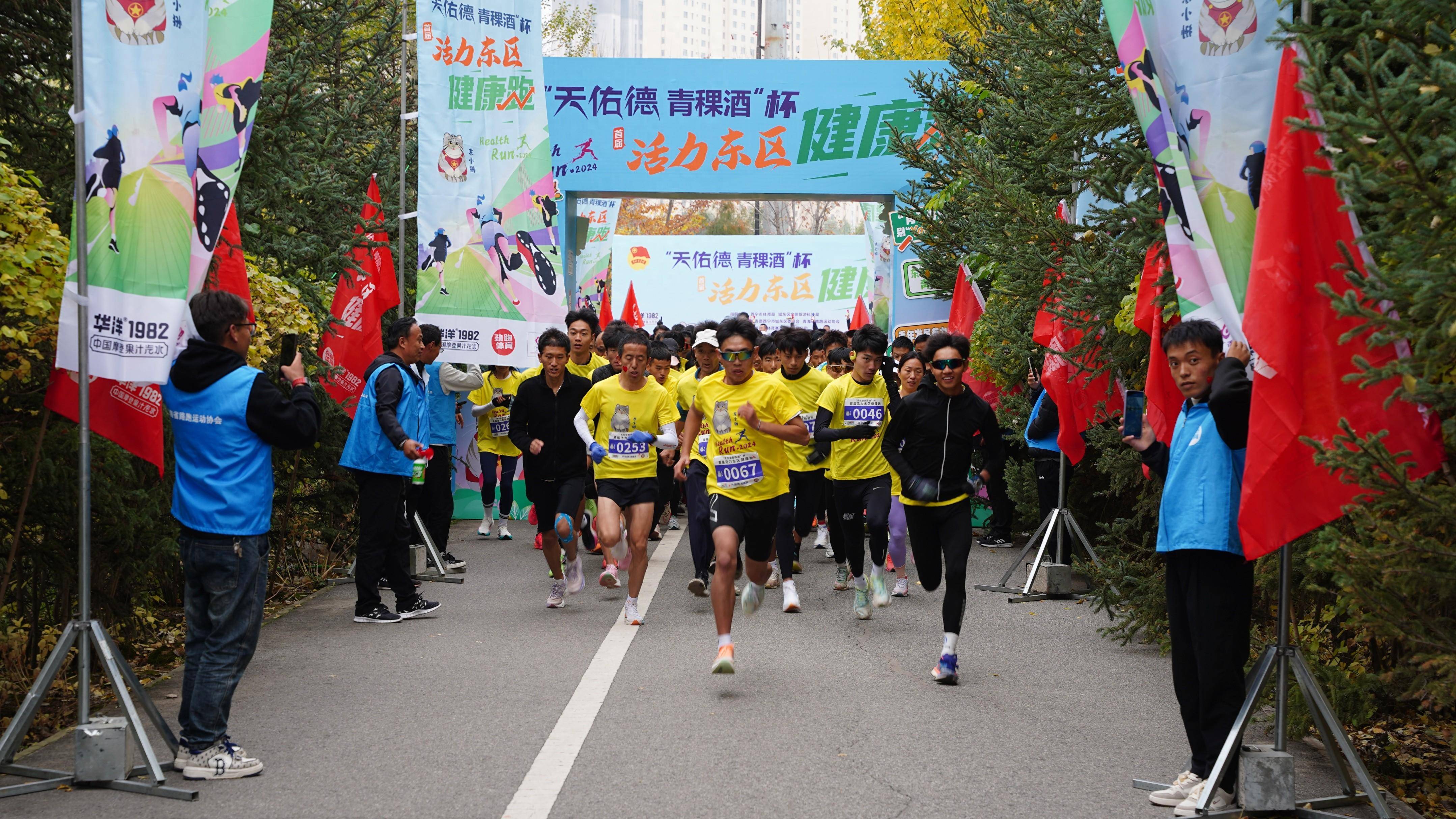 选手们迈开步伐,跑进秋天大美画卷,跑进对跑步运动的无限热爱,共赴