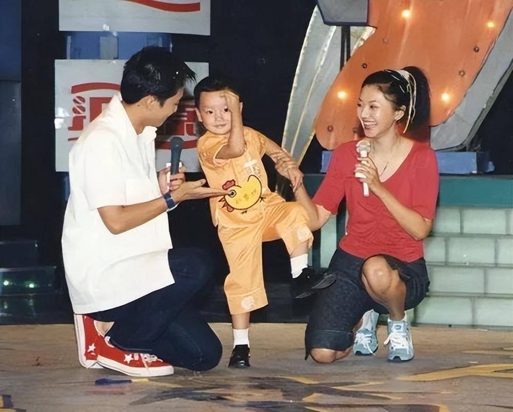 她是昔日央视名嘴方琼,15岁丧父,嫁恩师育有一子,如今生活美满幸福!