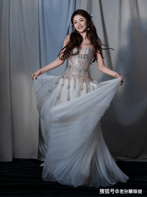 谭松韵金鹰奖公主造型，复古金钻风琴裙，“淳儿”长大了-谭松韵金鹰节演唱的歌曲有哪些名字