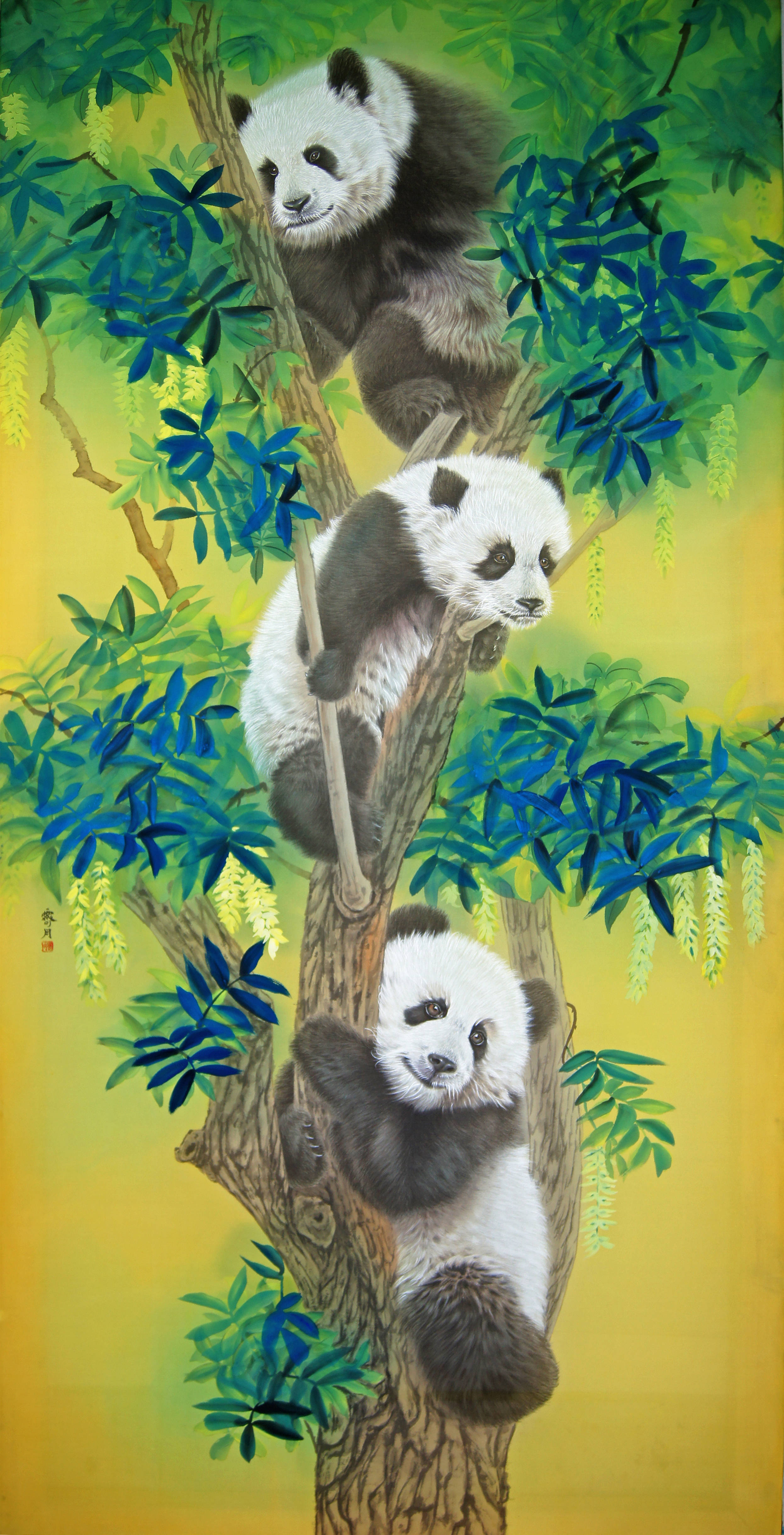 在动物题材方面,姚霁月更是独具匠心.工笔画熊猫令人眼前一亮