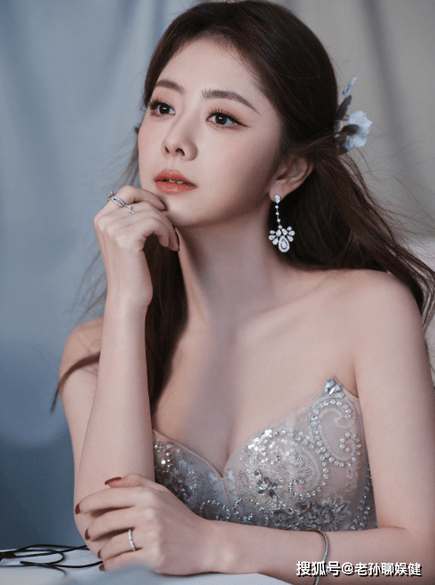 谭松韵金鹰奖公主造型，复古金钻风琴裙，“淳儿”长大了-谭松韵金鹰节演唱的歌曲有哪些名字