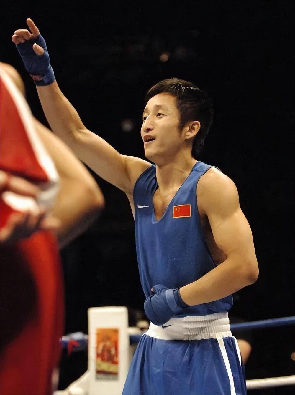 "中国拳王"邹市明:为国家荣誉放弃职业梦想,却因为妻子被群嘲