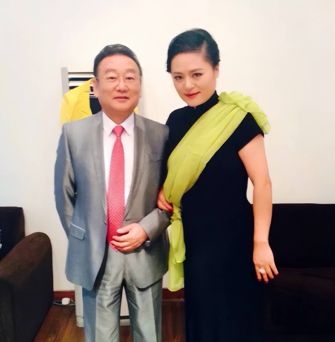 于是,金炜玲和丈夫因为这件事情有了争吵,可即便是这样,丈夫也没有