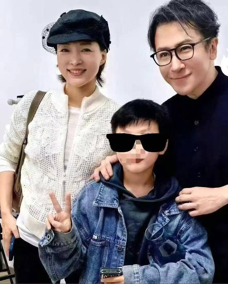 刘谦董卿时隔八年再同框，两人合影梦回春晚，董卿笑容优雅迷人-董卿和刘谦合作魔术是哪年春晚