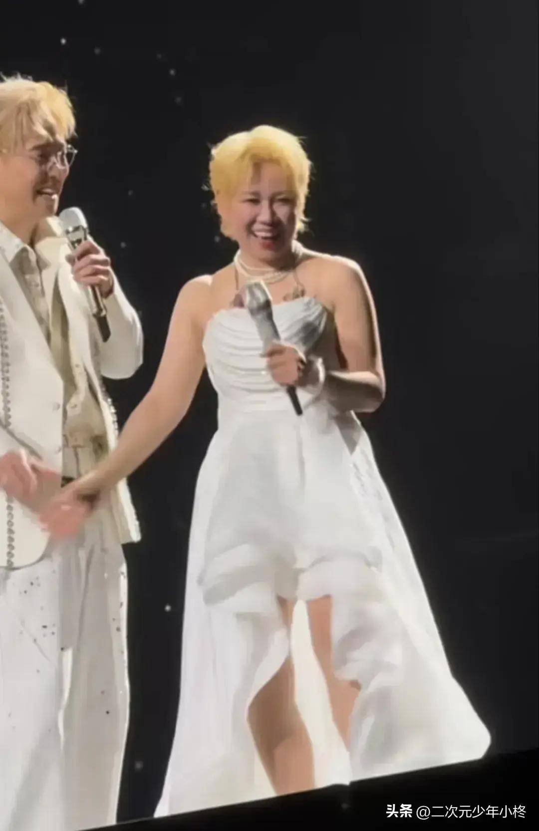 43岁小沈阳开演唱会,和沈春阳同台演唱,两人同染黄发有夫妻相!