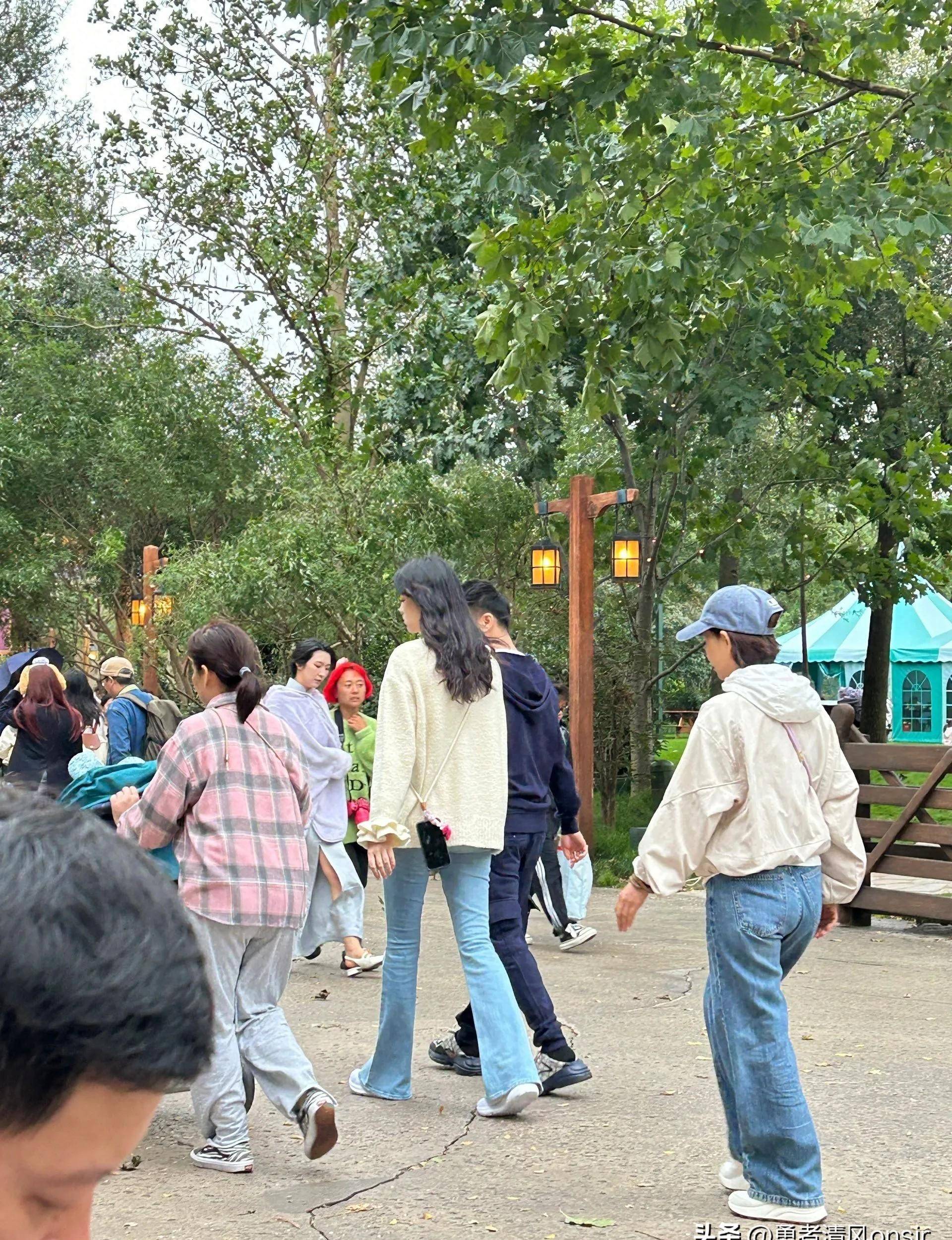 一全家前往迪士尼游玩的情况哎呀各位小伙伴们今天我们要聊的可是