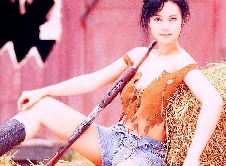 每次拿到片酬她都会立即交给母亲,帮助家里渡过难关.