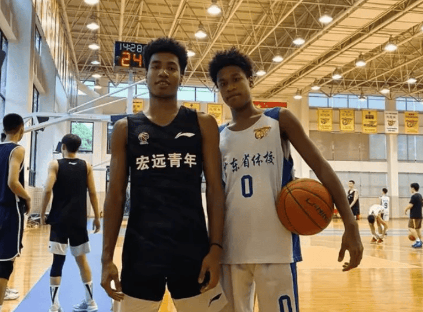 当然对于广东男篮而言,杜锋失去了一位得力干将,彭泓森现在在代表山东