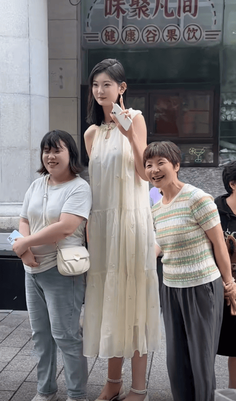 女孩身高2米26貌美如花,妈妈天天发愁:白长那么好看,没人敢追_李梦瑶